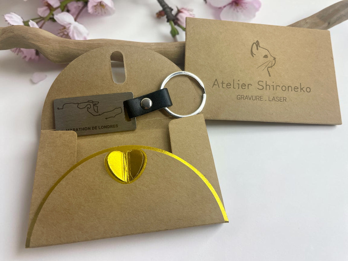 Porte-clés acier gravé du tracé du marathon de Londres, dans son emballage cadeau kraft