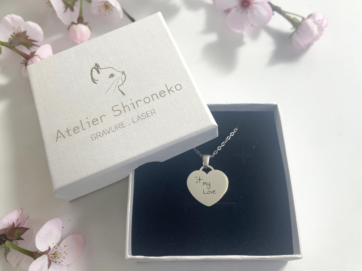Collier cœur argenté dans son écrin noir et blanc gravé Atelier Shironeko