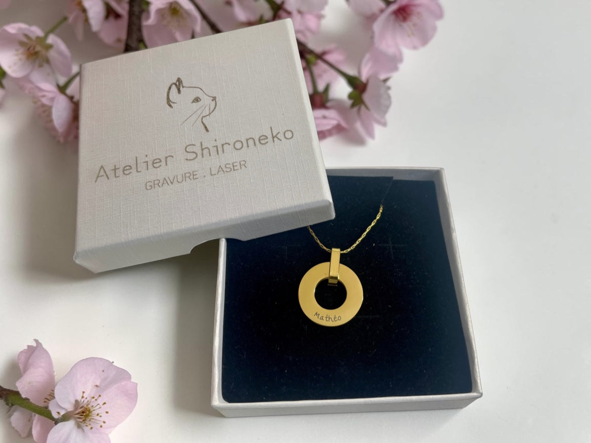 Collier médaille ajourée dorée dans son écrin noir et blanc gravé Atelier Shironeko