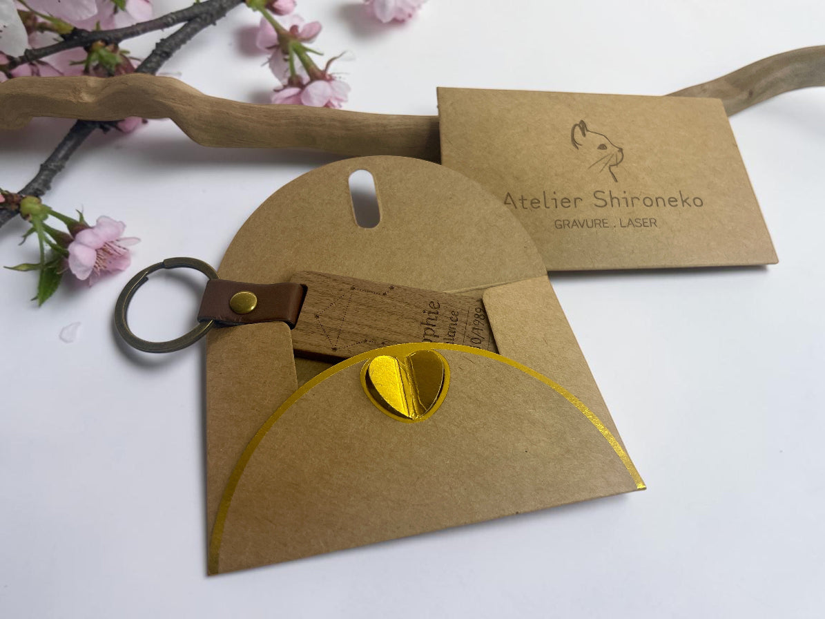 Porte-clés bois gravé prénom, signe astrologique et date, dans sa pochette cadeau kraft Atelier Shironeko