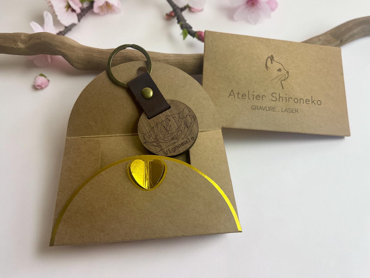 Porte-clés bois gravé de la silhouette du Vignemale, présenté dans son emballage cadeau kraft