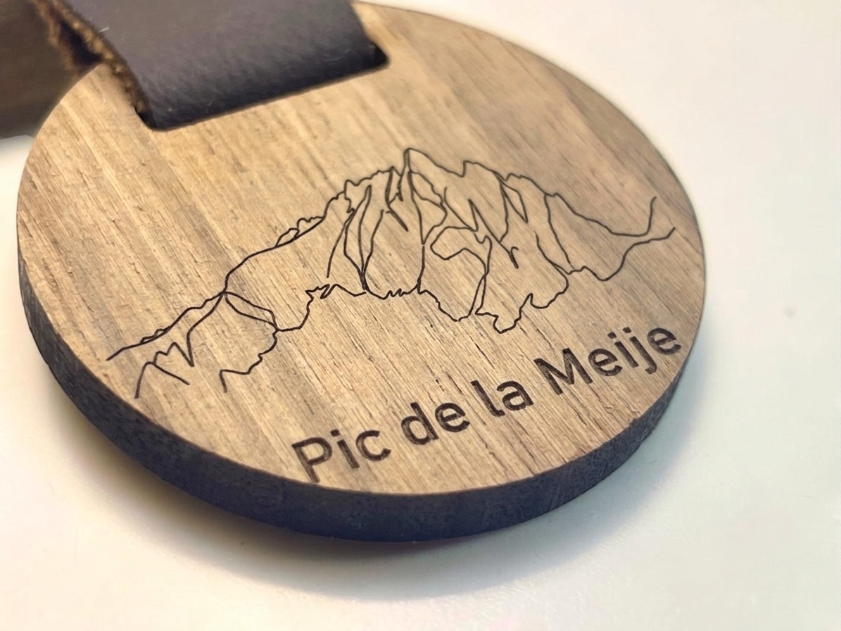 Porte-clés bois gravé de la silhouette du Pic de la Meije