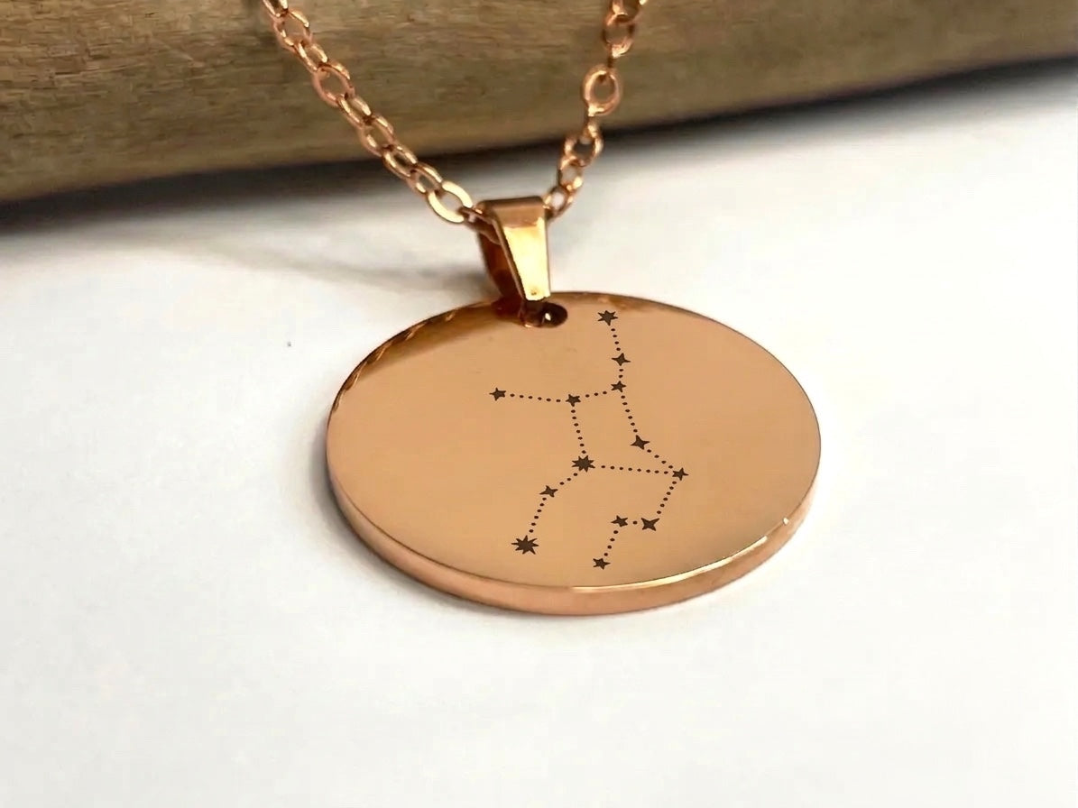 Collier médaille or rose gravée de la constellation de la Vierge, sur chaîne dorée rose