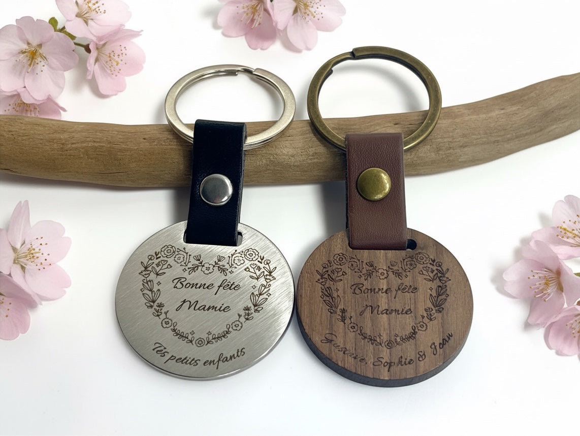Porte-clés cadeau fête des grands-mères posés sur une branche de cerisier japonais en fleurs