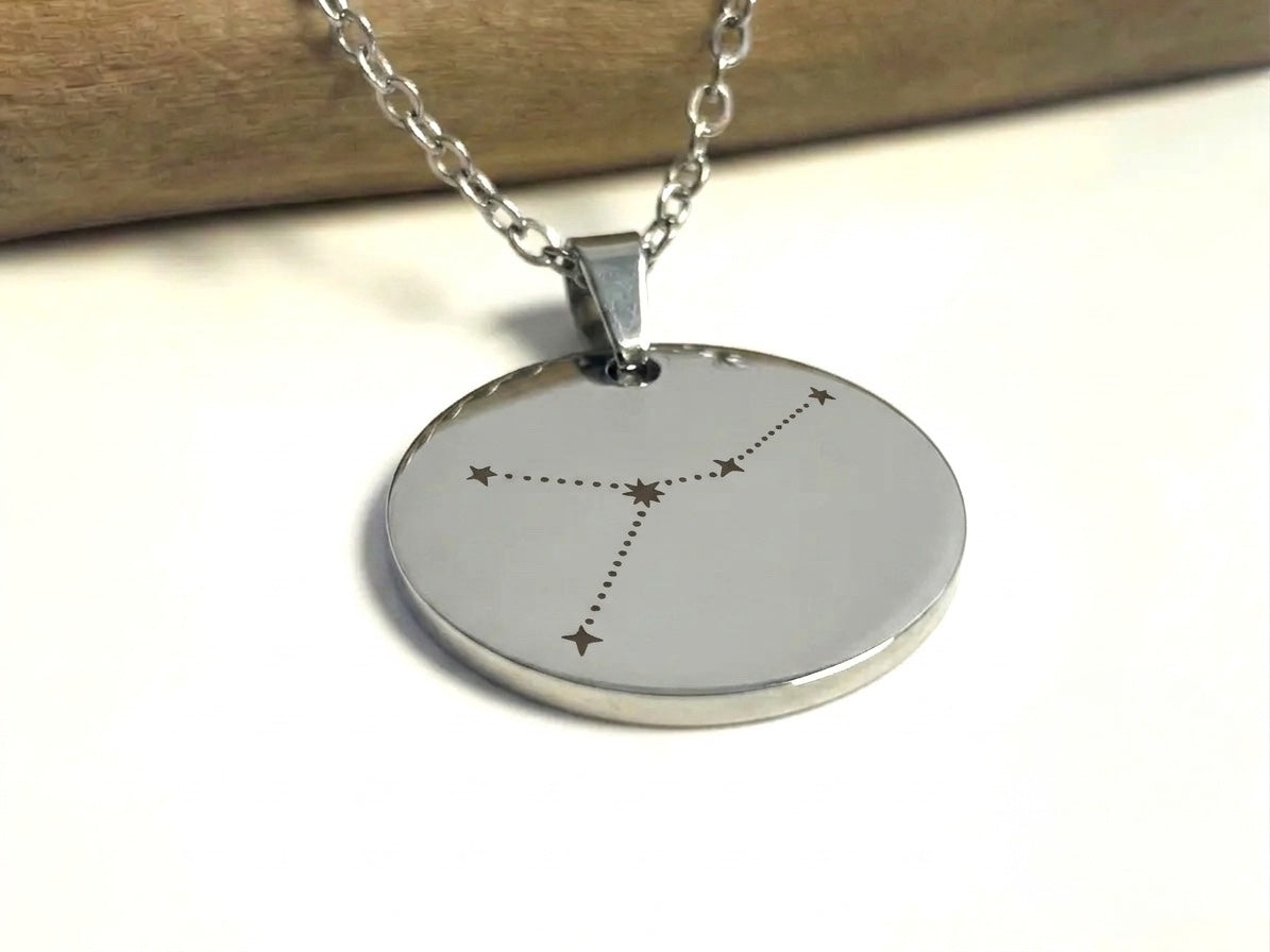Collier médaille argentée gravée de la constellation du Cancer, signe astrologique en étoiles reliées