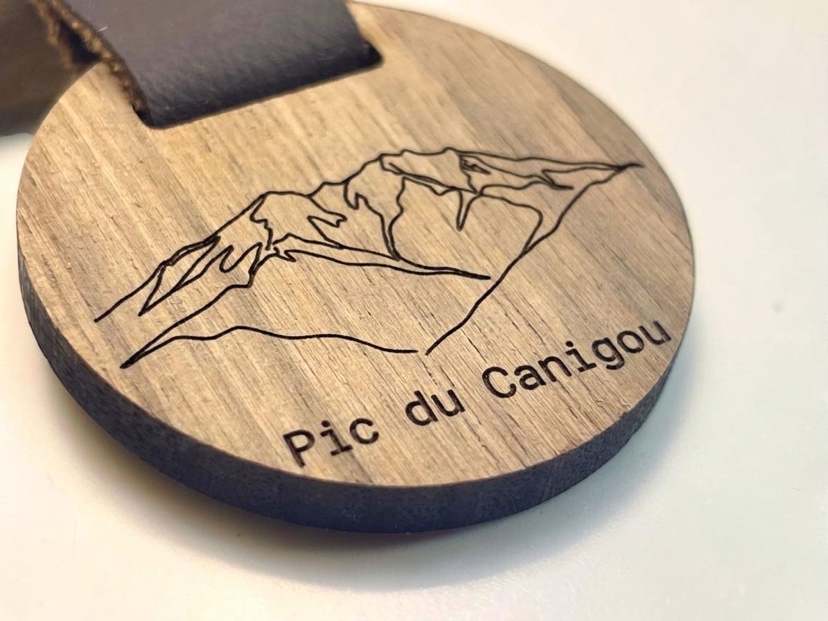 Porte-clés bois gravé de la silhouette du Pic du Canigou
