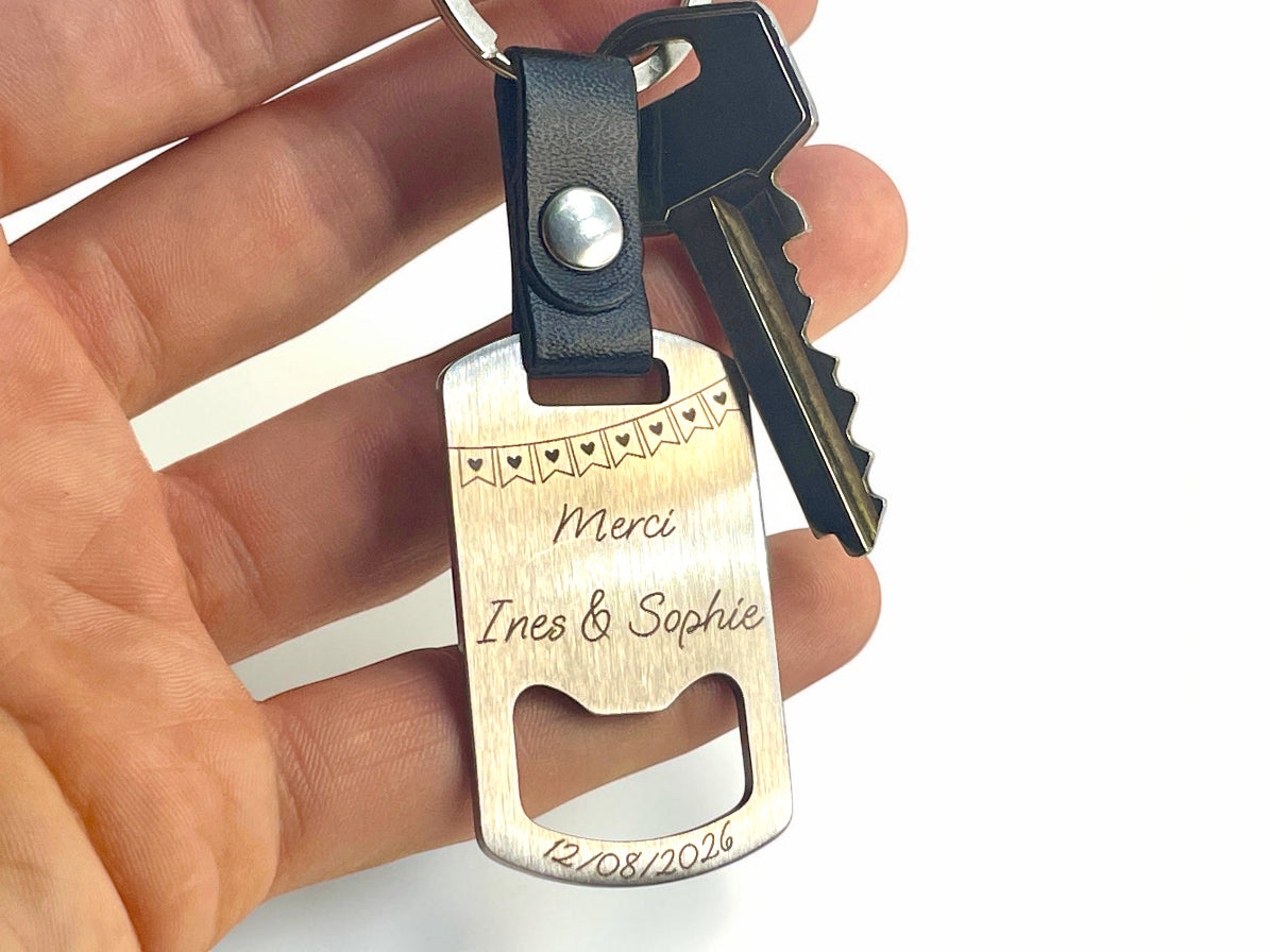 Porte-clés décapsuleur personnalisé tenu en main avec des clés, pour montrer sa taille réelle