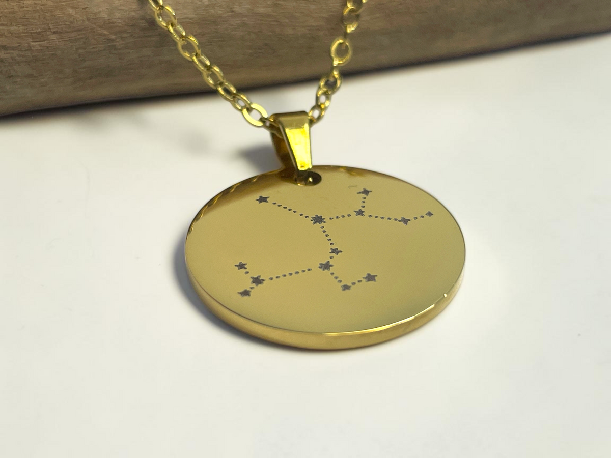 Collier signe astrologique Sagittaire doré sur chaîne fine, étoiles reliées gravées