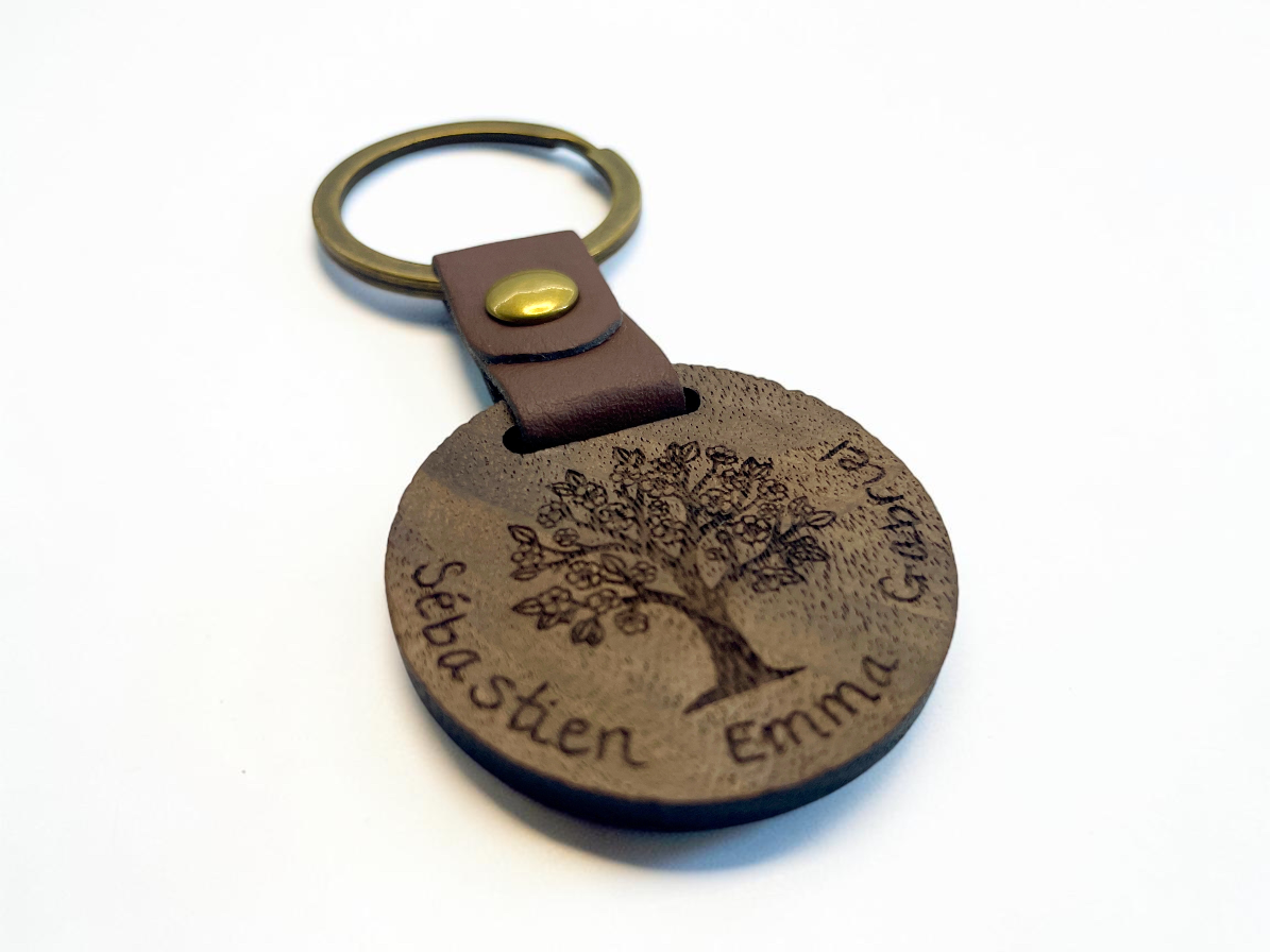 Porte-clés bois arbre de vie personnalisé avec prénoms gravés en pourtour, anneau bronze