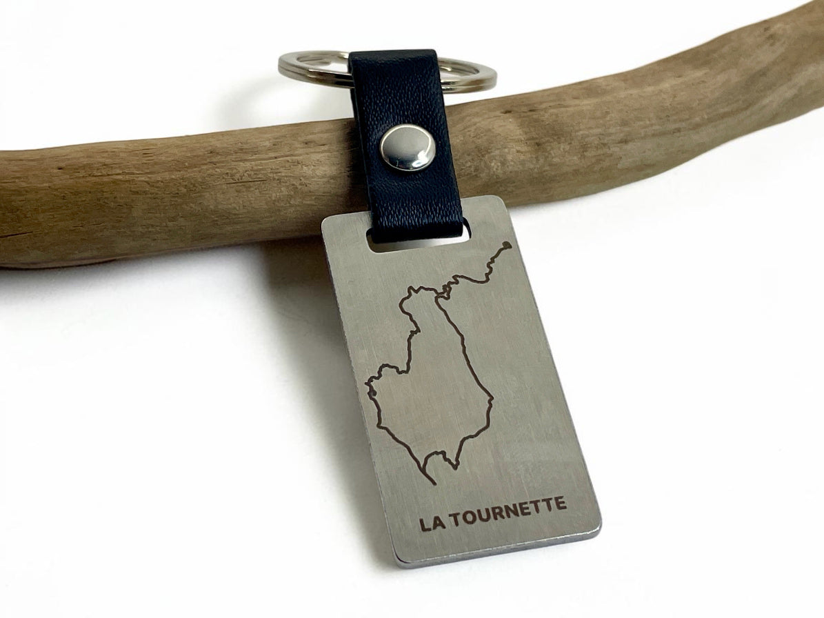 Porte-clés GPX personnalisé gravé du tracé de La Tournette, suspendu à une branche de bois