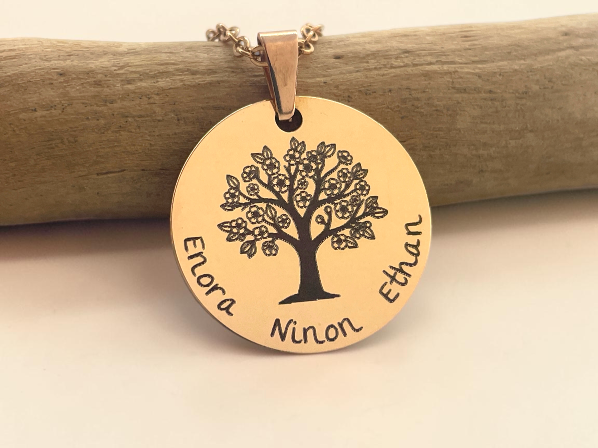 Collier arbre de vie or rose gravé des prénoms Enora, Ninon et Ethan en pourtour