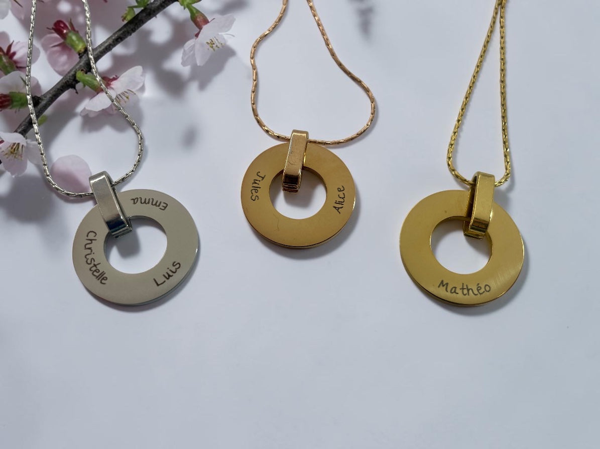 Trois colliers médaille ajourée personnalisés, finitions argentée, dorée et or rose