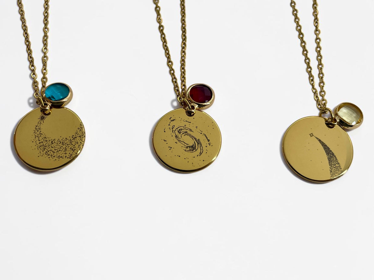 Trois colliers médaille dorée avec pierres de naissance bleue, rouge et verte