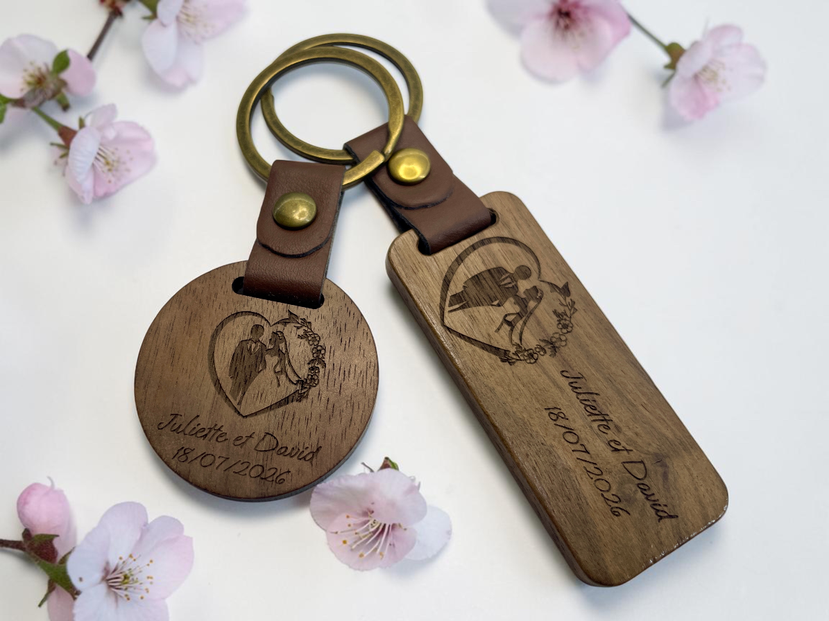 Porte-clés bois gravés d'un couple de mariés, prénoms et date, formes ronde et rectangulaire allongée