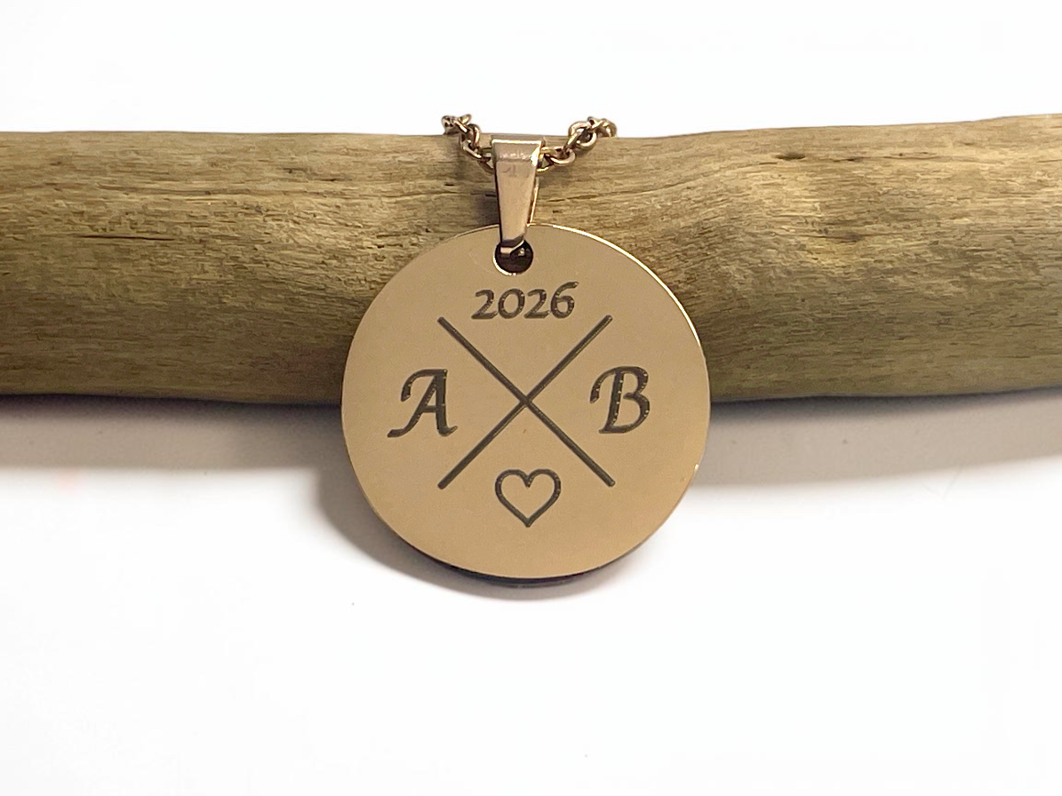 Collier médaille ronde personnalisé gravé des initiales A et B, année 2026 et petit cœur