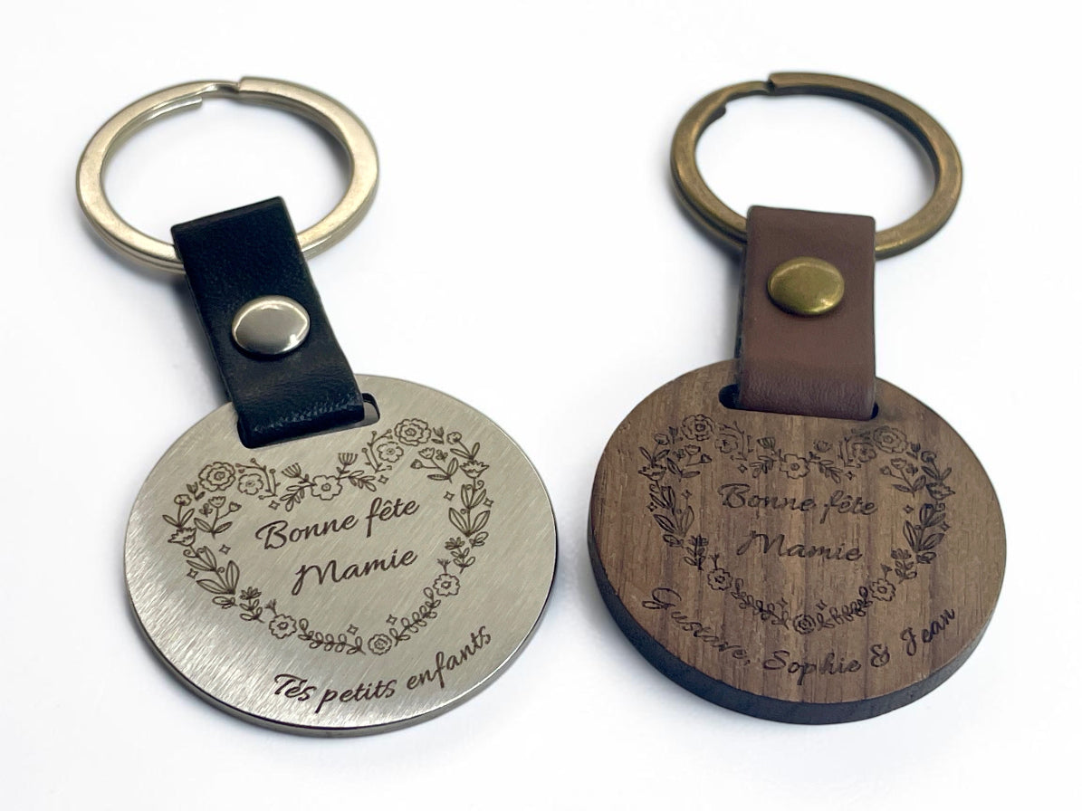 Duo de porte-clés Mamie, médaillon acier à lanière noire et médaillon bois à lanière marron