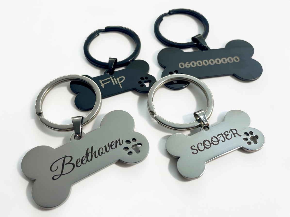 Médailles chien os personnalisées gravées des prénoms Beethoven et Scooter avec numéro de téléphone