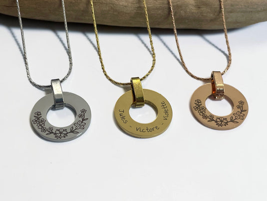 Trois colliers médaille ajourée personnalisés, finitions argentée, dorée et or rose