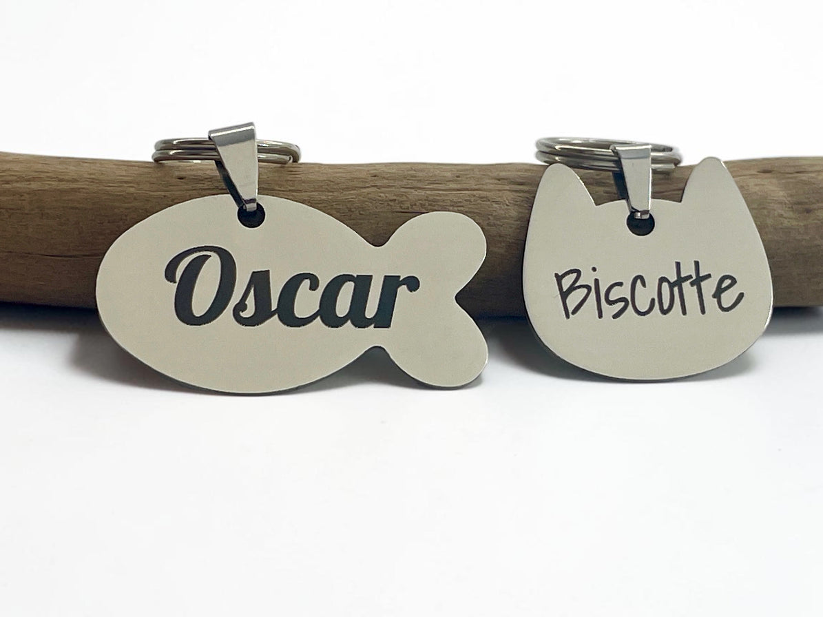 Médailles chat personnalisées gravées des prénoms Oscar et Biscotte, formes poisson et tête de chat