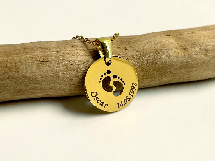 Collier naissance doré gravé du prénom Oscar et de sa date de naissance, motif pieds de bébé