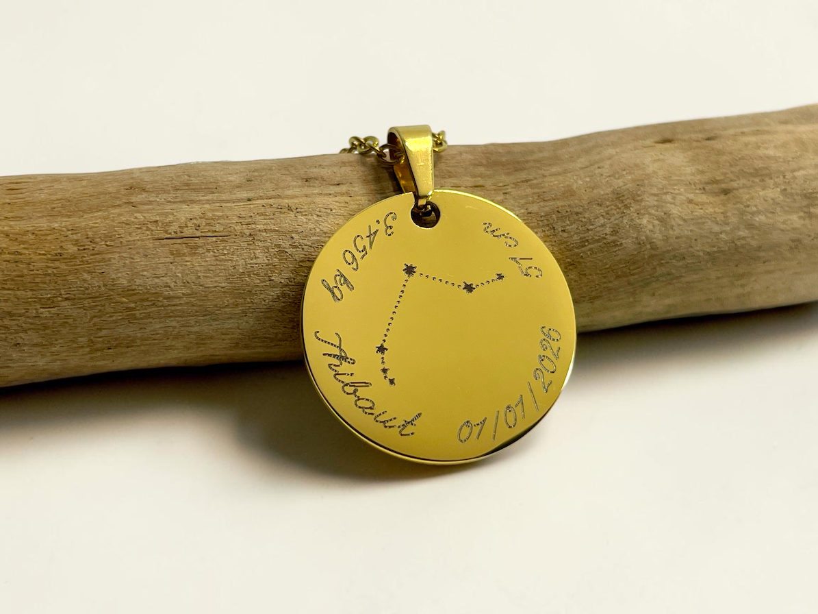 Collier médaille dorée gravée d'une constellation avec prénom et date de naissance