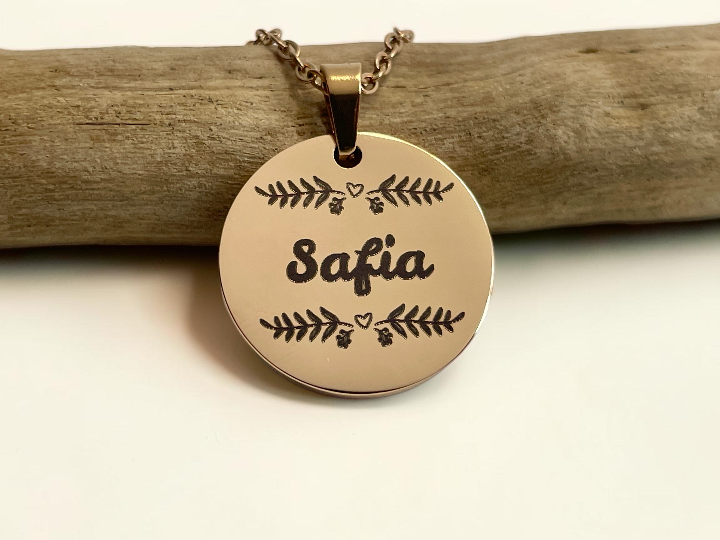Collier médaille or rose gravée du prénom Safia dans une couronne de feuillage