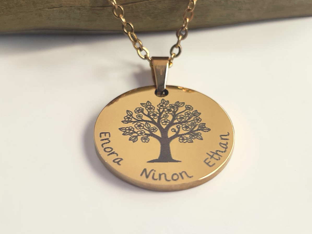 Collier arbre de vie or rose personnalisé avec prénoms, présenté sur sa chaîne fine