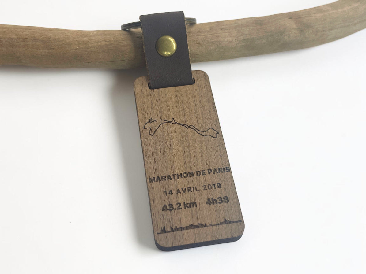 Porte-clés bois gravé du tracé du marathon de Paris avec distance et temps, sur une branche