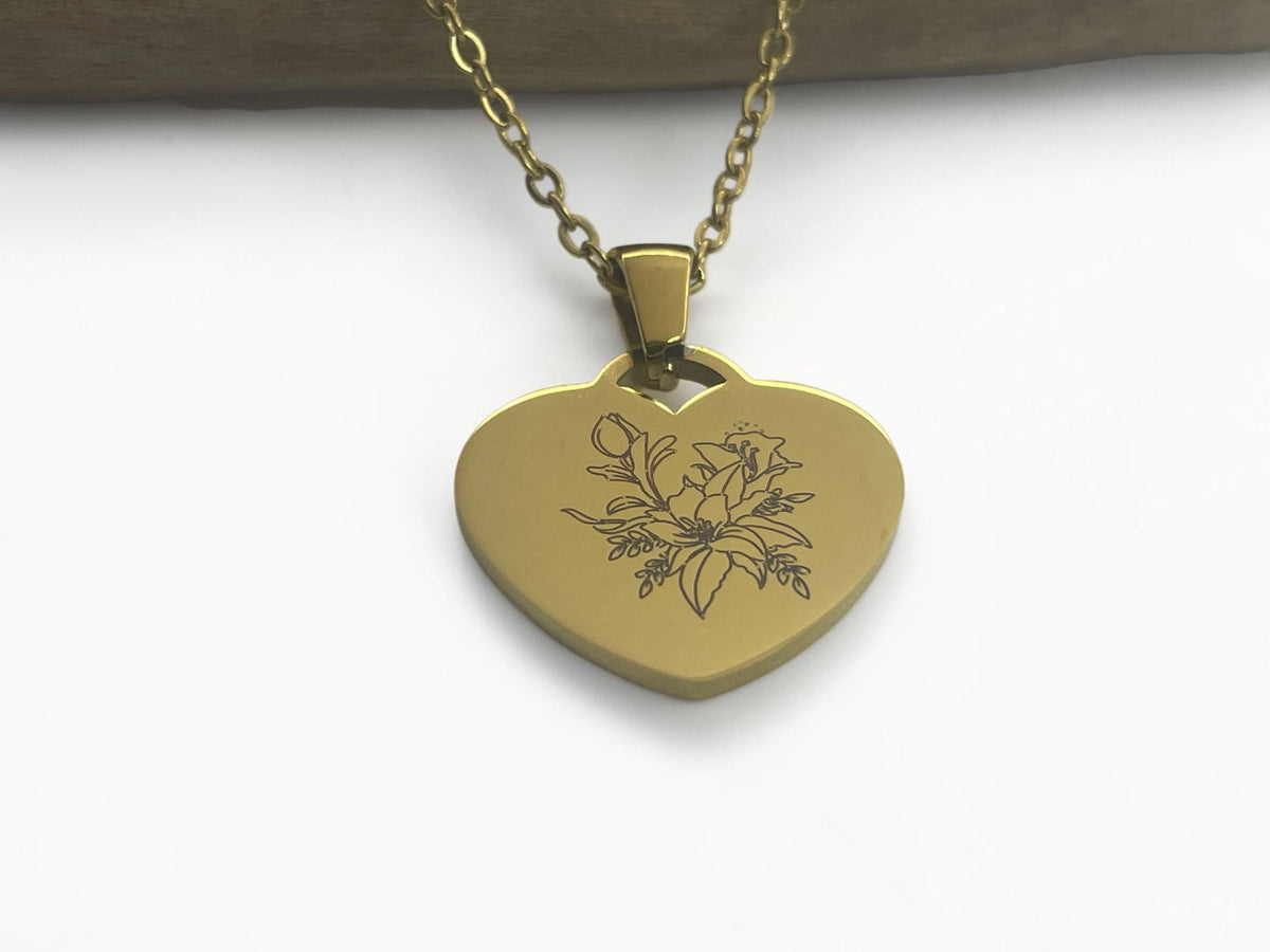 Collier cœur doré personnalisé avec fleur gravée, présenté avec sa chaîne