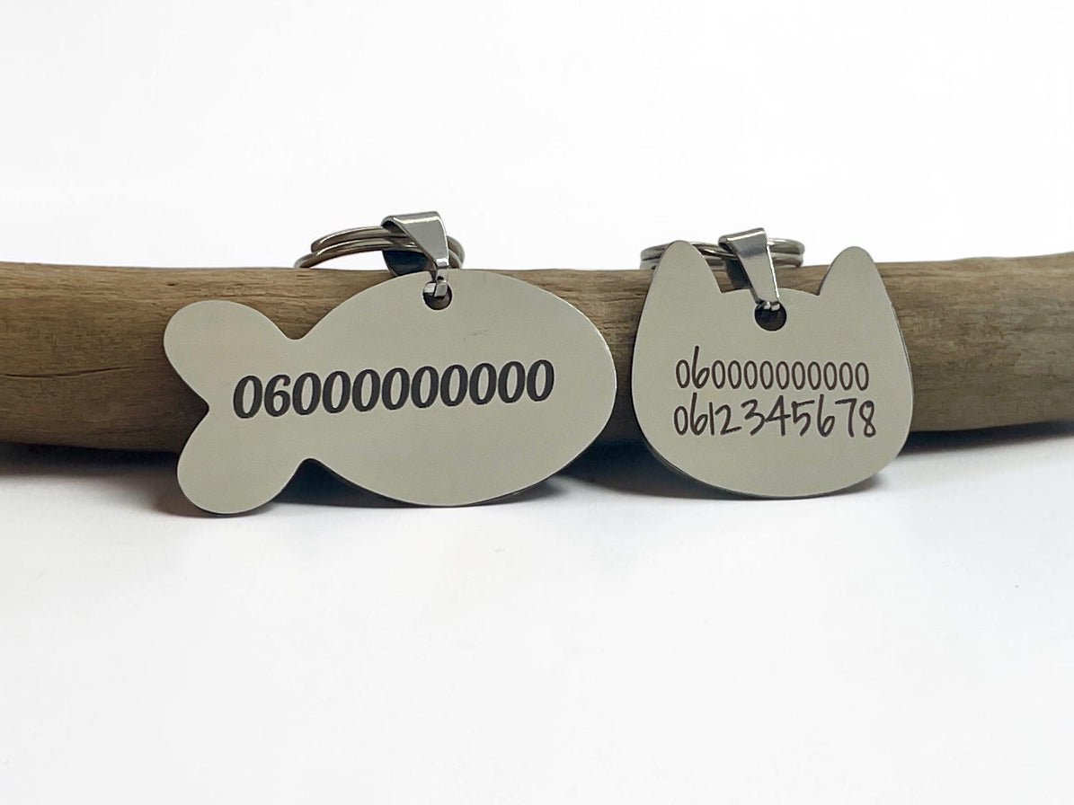Verso de deux médailles chat gravé du numéro de téléphone du propriétaire