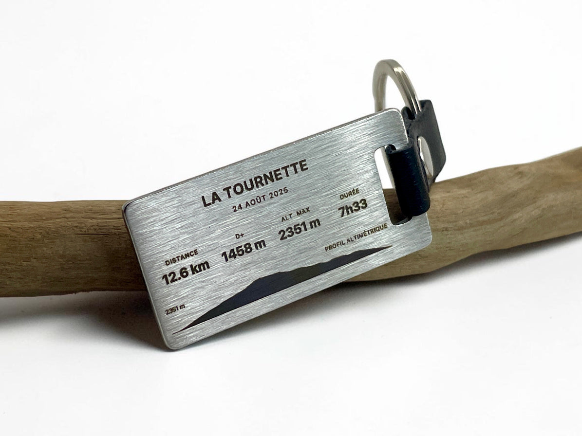 Porte-clés acier gravé du tracé La Tournette avec distance, dénivelé et temps de course