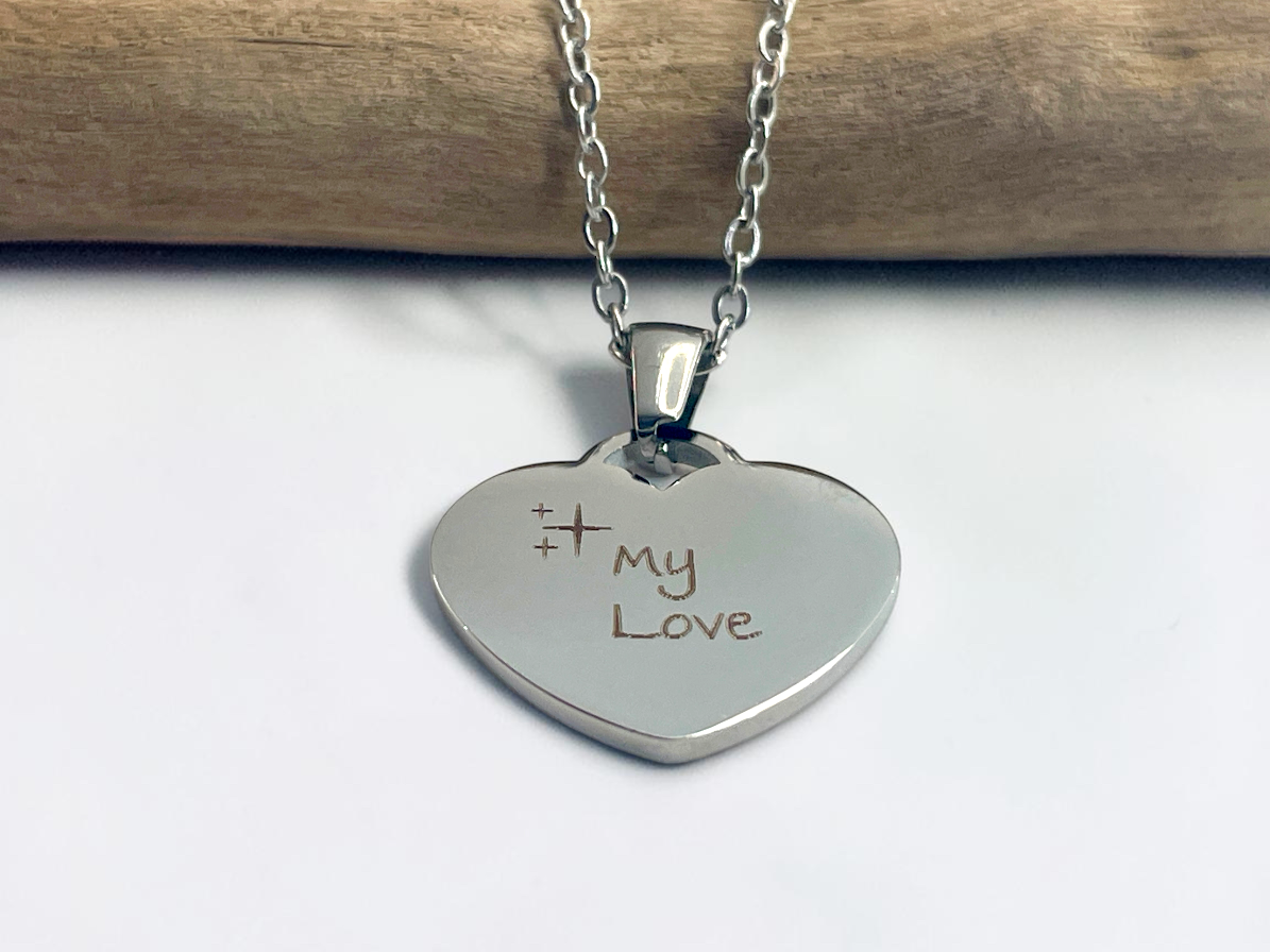 Collier cœur argenté gravé du message My Love avec un petit cœur, sur chaîne fine