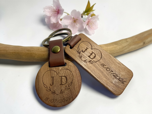 Porte-clés bois gravés initiales et date de mariage, formes ronde et rectangulaire, sur une branche fleurie