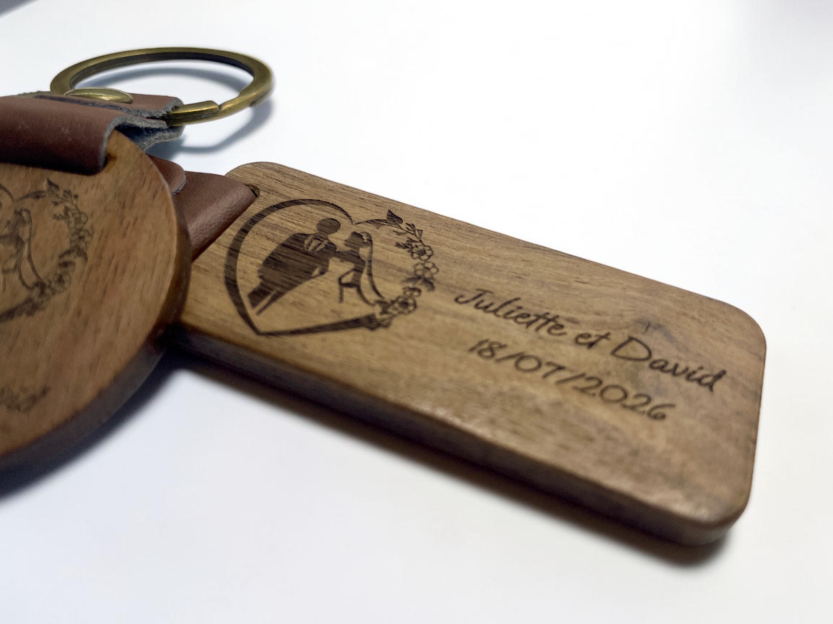Porte-clés bois personnalisés cadeau invités mariage, lanière cuir marron et anneau bronze