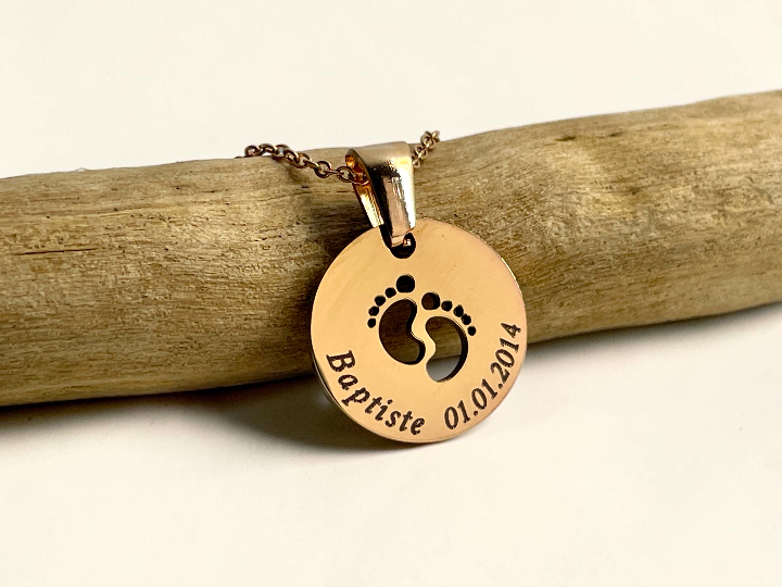 Collier médaille or rose gravée du prénom Baptiste et de sa date de naissance