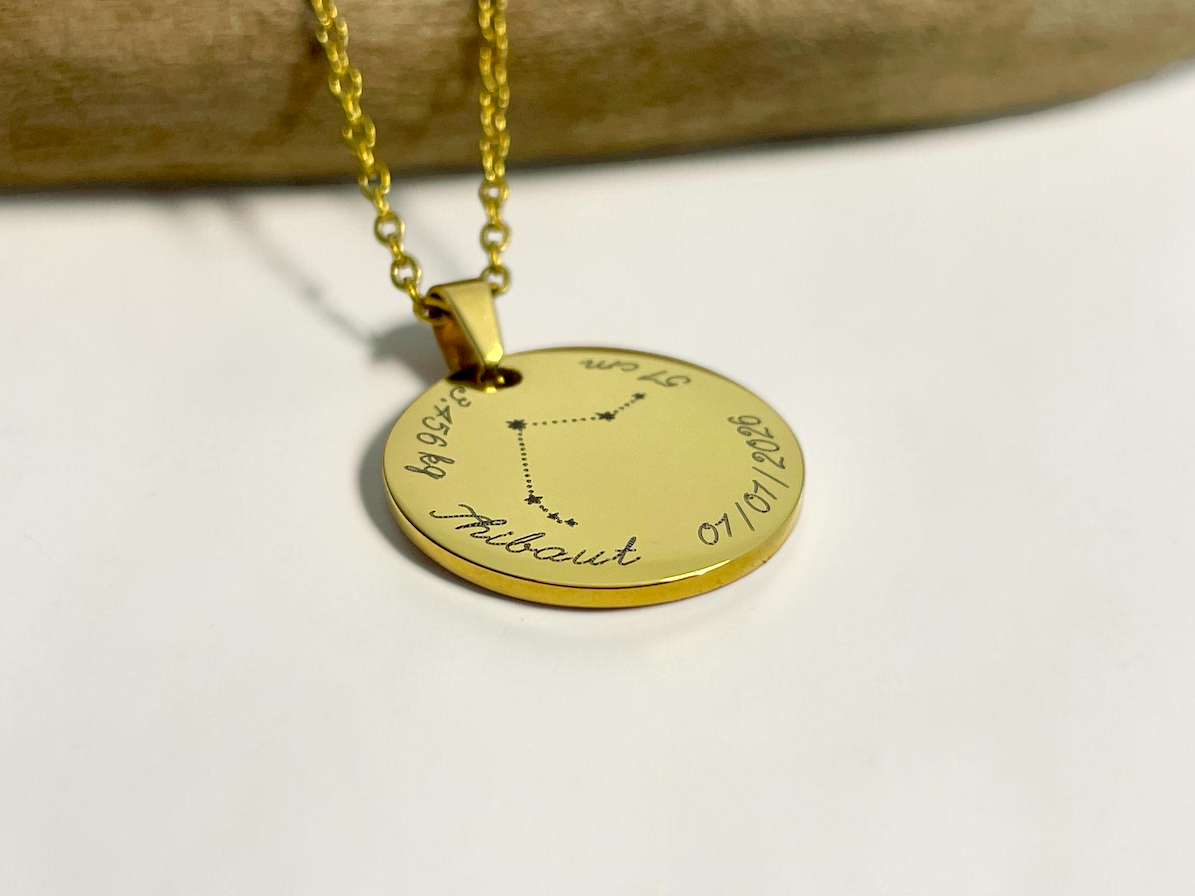 Collier constellation doré personnalisé sur chaîne fine, prénom et date gravés