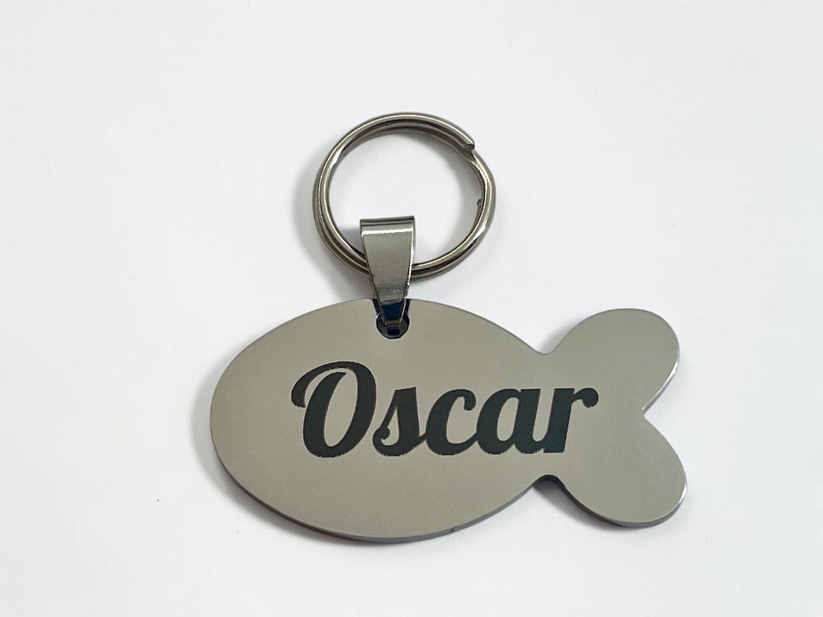 Médaille chat en forme de poisson gravée du prénom Oscar, avec anneau