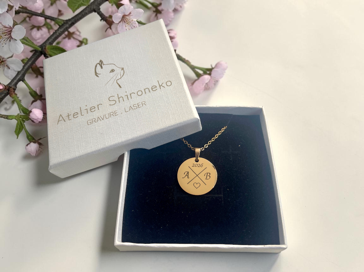 Collier médaille ronde doré dans son écrin noir et blanc gravé Atelier Shironeko