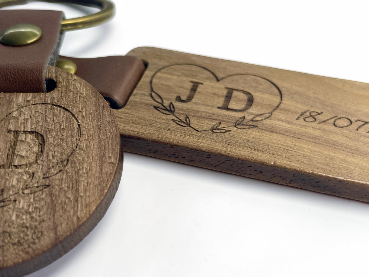 Porte-clés bois personnalisés cadeau invités mariage, lanière cuir et anneau bronze
