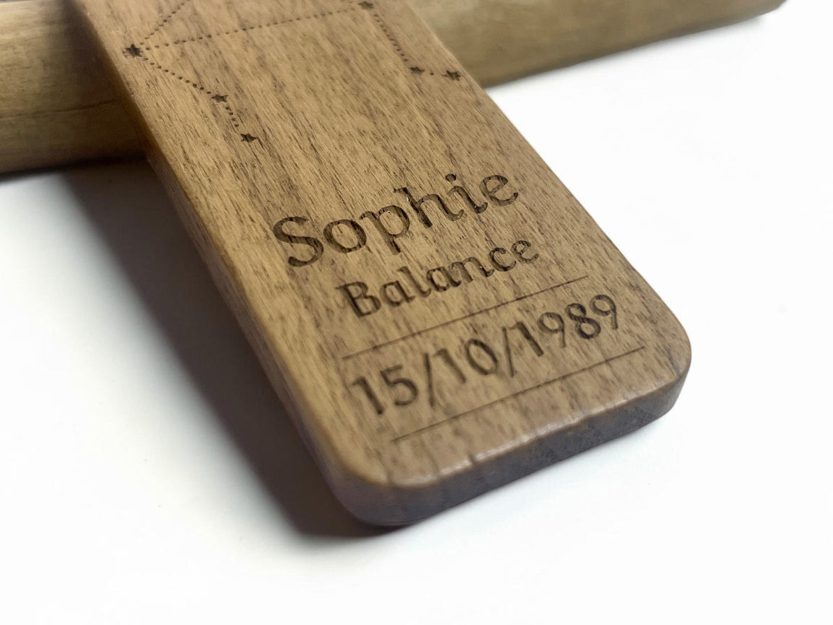 Gros plan de la gravure sur bois, prénom Sophie, signe Balance et date 15/10/1989