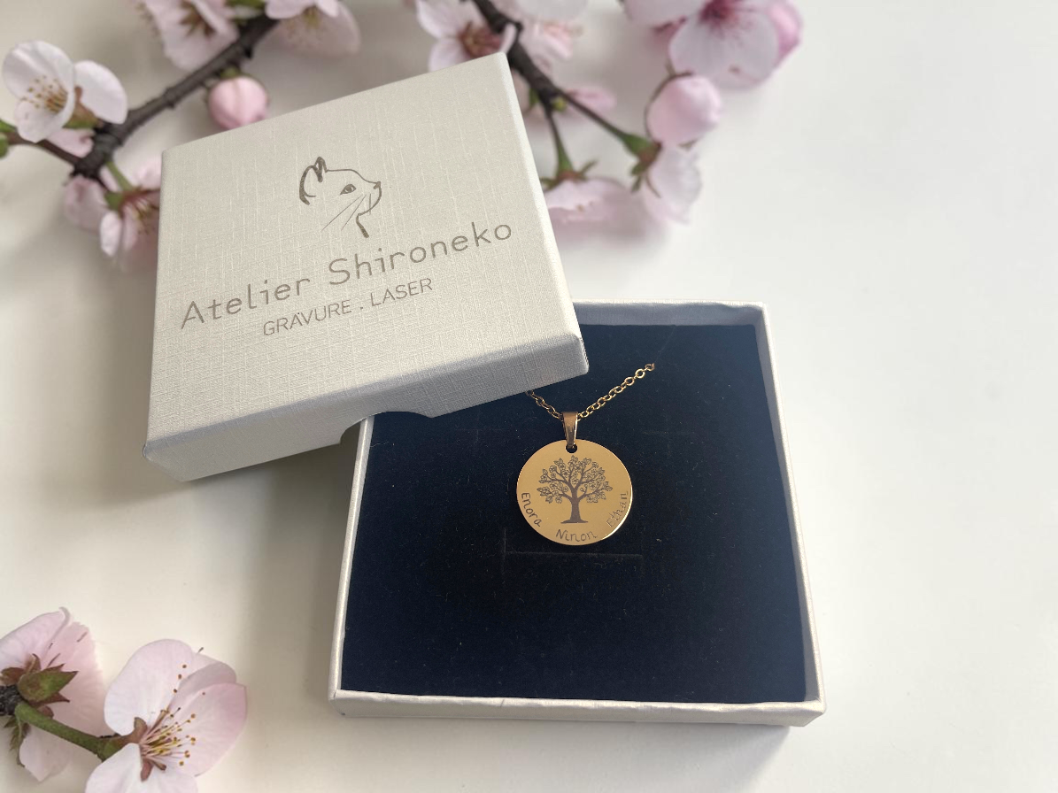 Collier arbre de vie doré dans son écrin noir et blanc gravé Atelier Shironeko