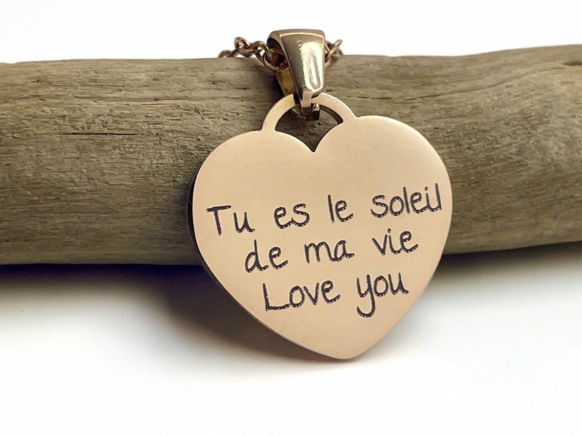 Verso d'un collier cœur gravé du message manuscrit Tu es le soleil de ma vie, Love you