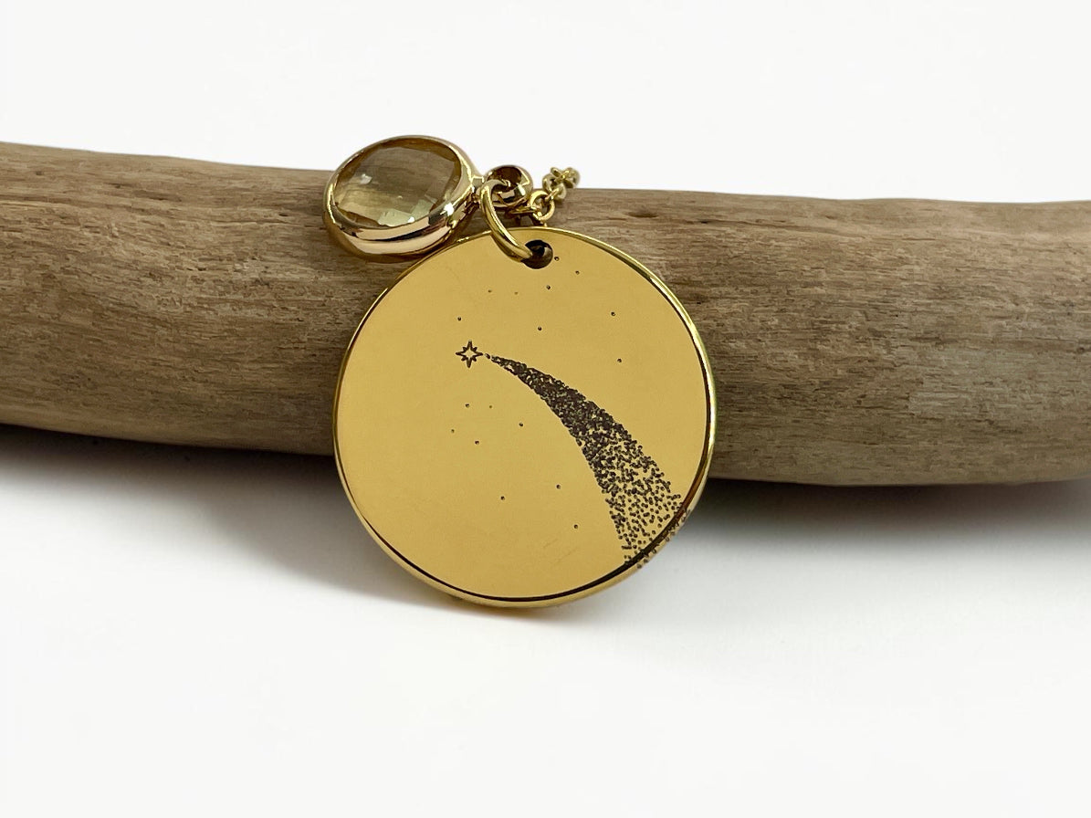 Collier médaille dorée gravée d'une étoile filante, avec pierre de naissance blanche