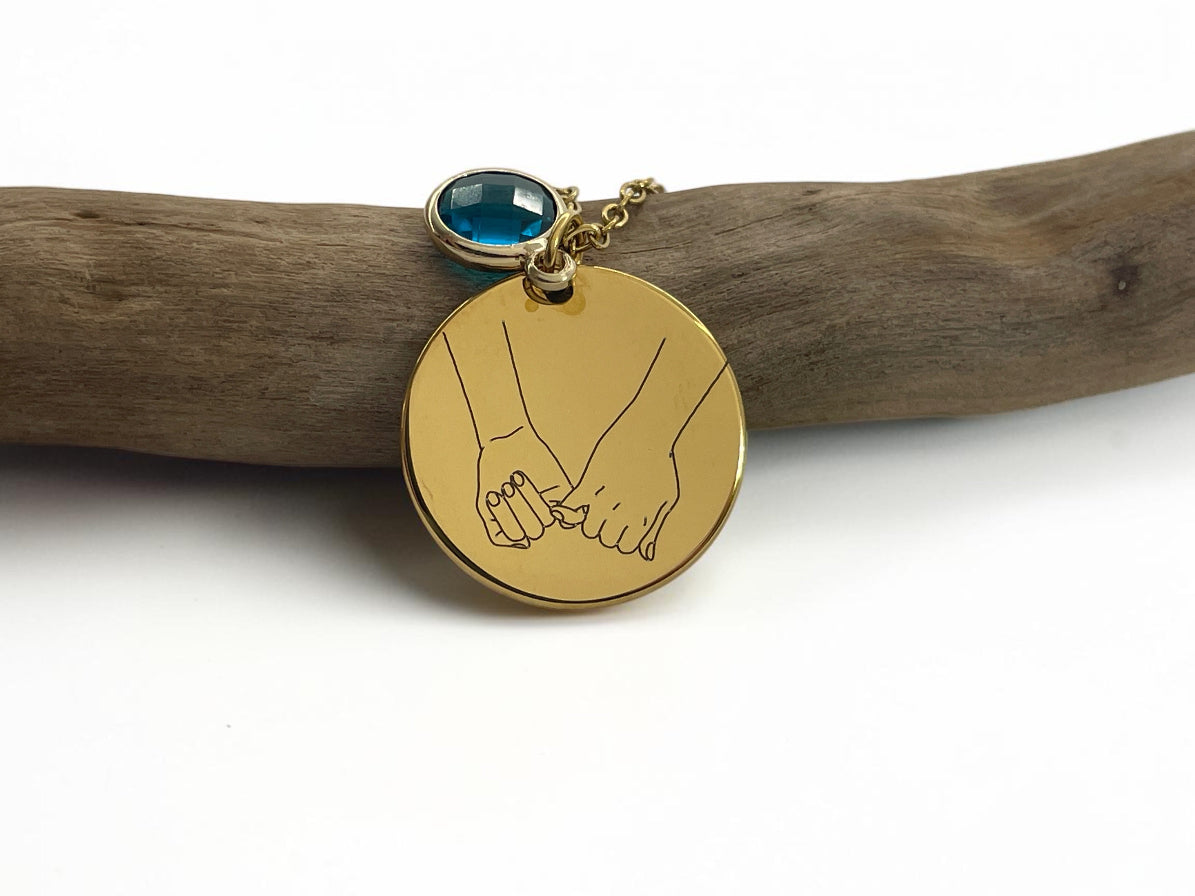 Collier médaille dorée gravée de mains entrelacées avec pierre de naissance bleue