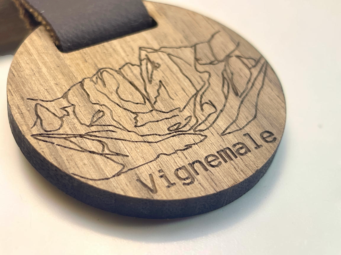 Porte-clés bois gravé de la silhouette de la Vignemale