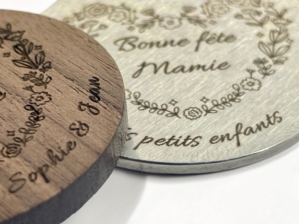 Verso gravé d'un porte-clés bois avec les prénoms Sophie et Jean, mention Tes petits enfants