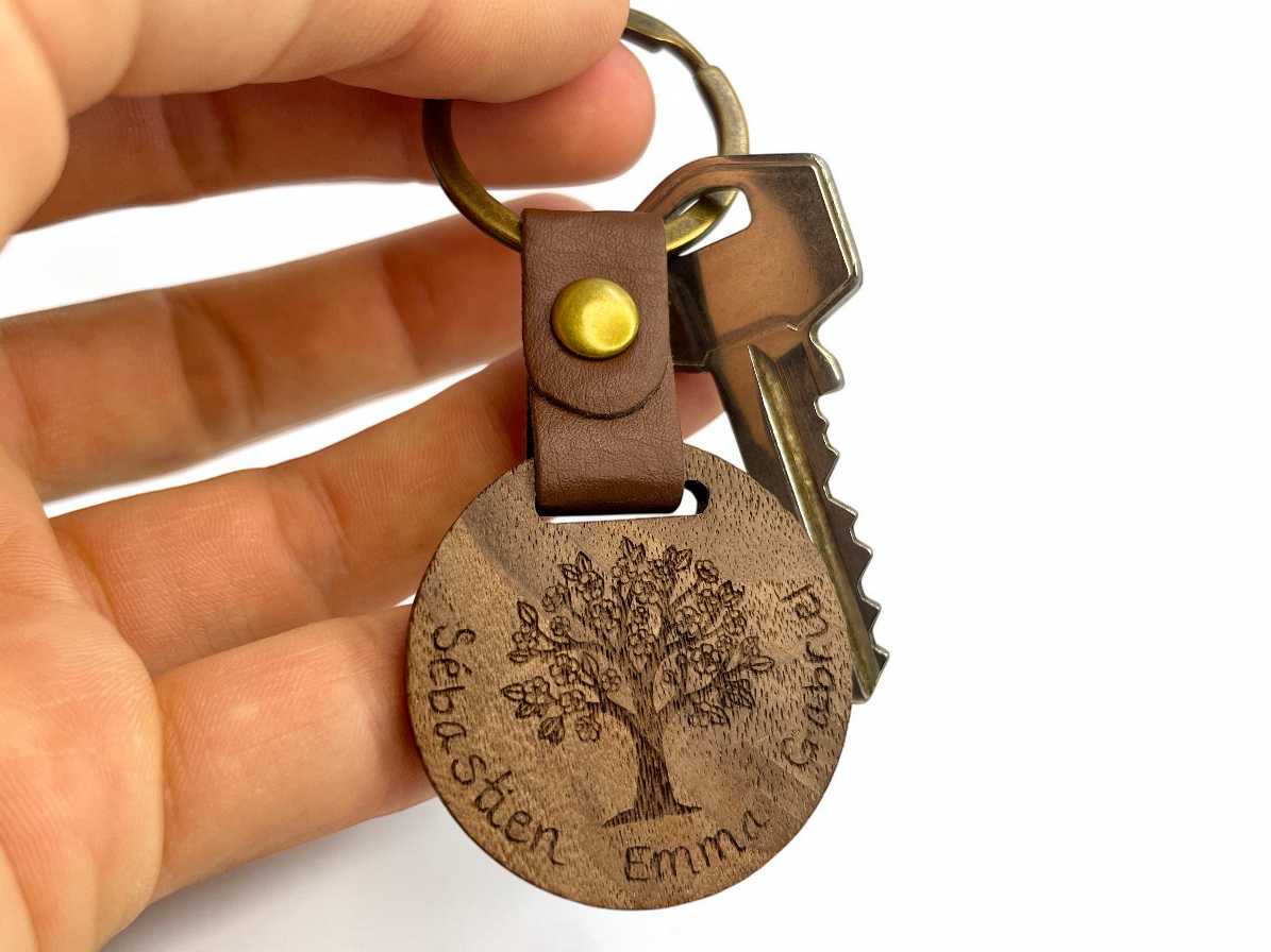 Porte-clés bois arbre de vie tenu en main avec des clés, pour montrer sa taille réelle