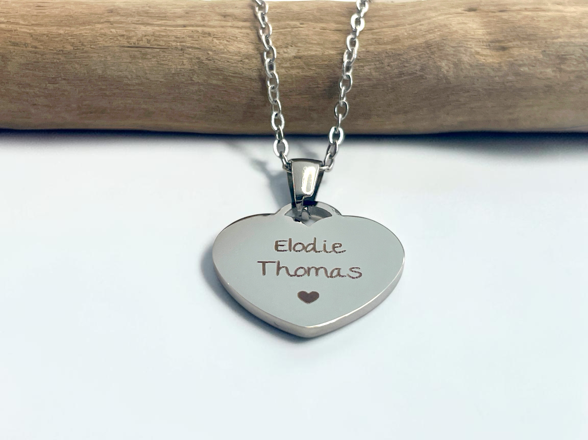 Collier cœur argenté gravé de deux prénoms, Élodie et Thomas, avec un cœur