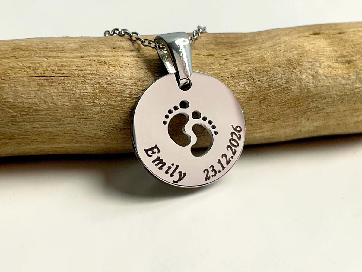 Collier médaille argentée gravée du prénom Emily et de sa date de naissance