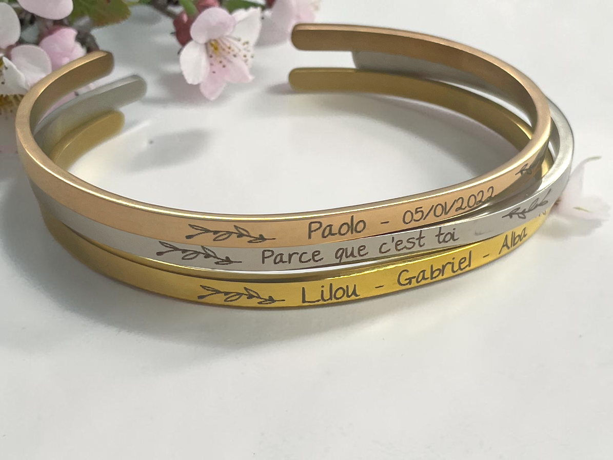 Trois bracelets joncs personnalisés gravés prénoms, date et message, finitions or rose, argentée et dorée